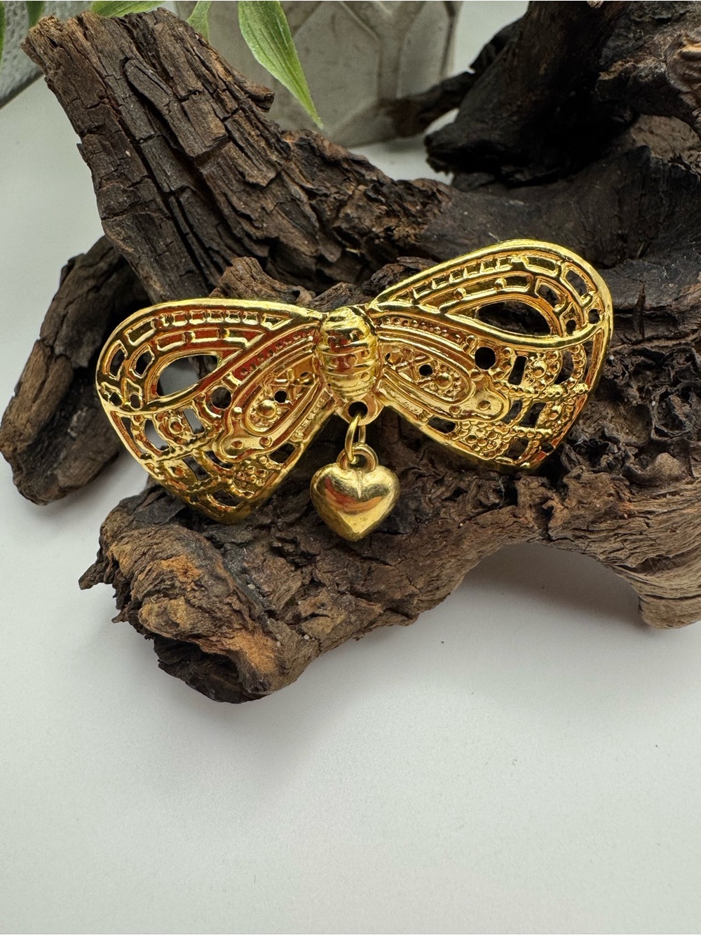 Modern gold-tone bow brooch with dangling heart, EUC.